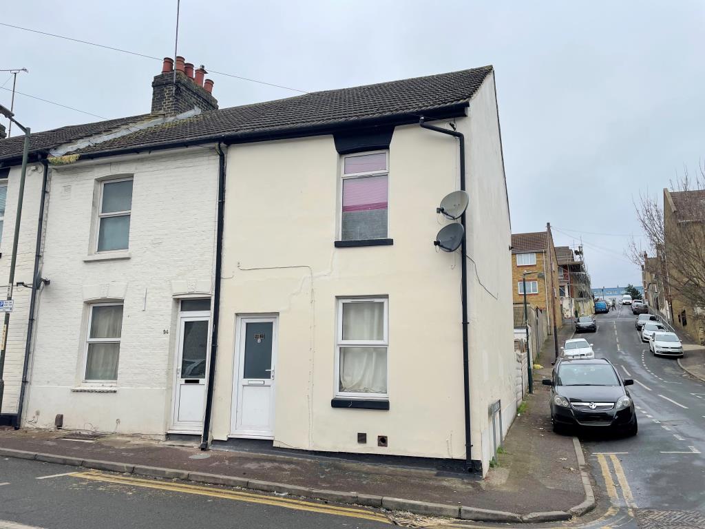 Lot: 98 - END-TERRACE PROPERTY ARRANGED AS TWO SELF-CONTAINED FLATS WITH GARAGE FOR INVESTMENT - End of terrace property arranged as two flats